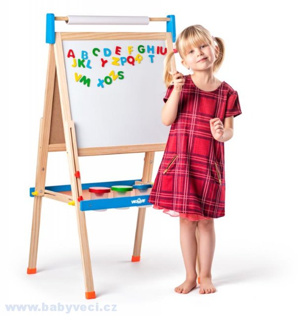 Tabule s písmenky rolí papíru a barevné kelímky